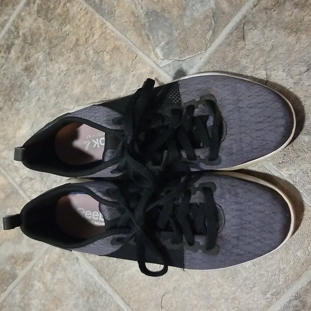 Sz 8 Reebok Runners - Picture 4 of 4